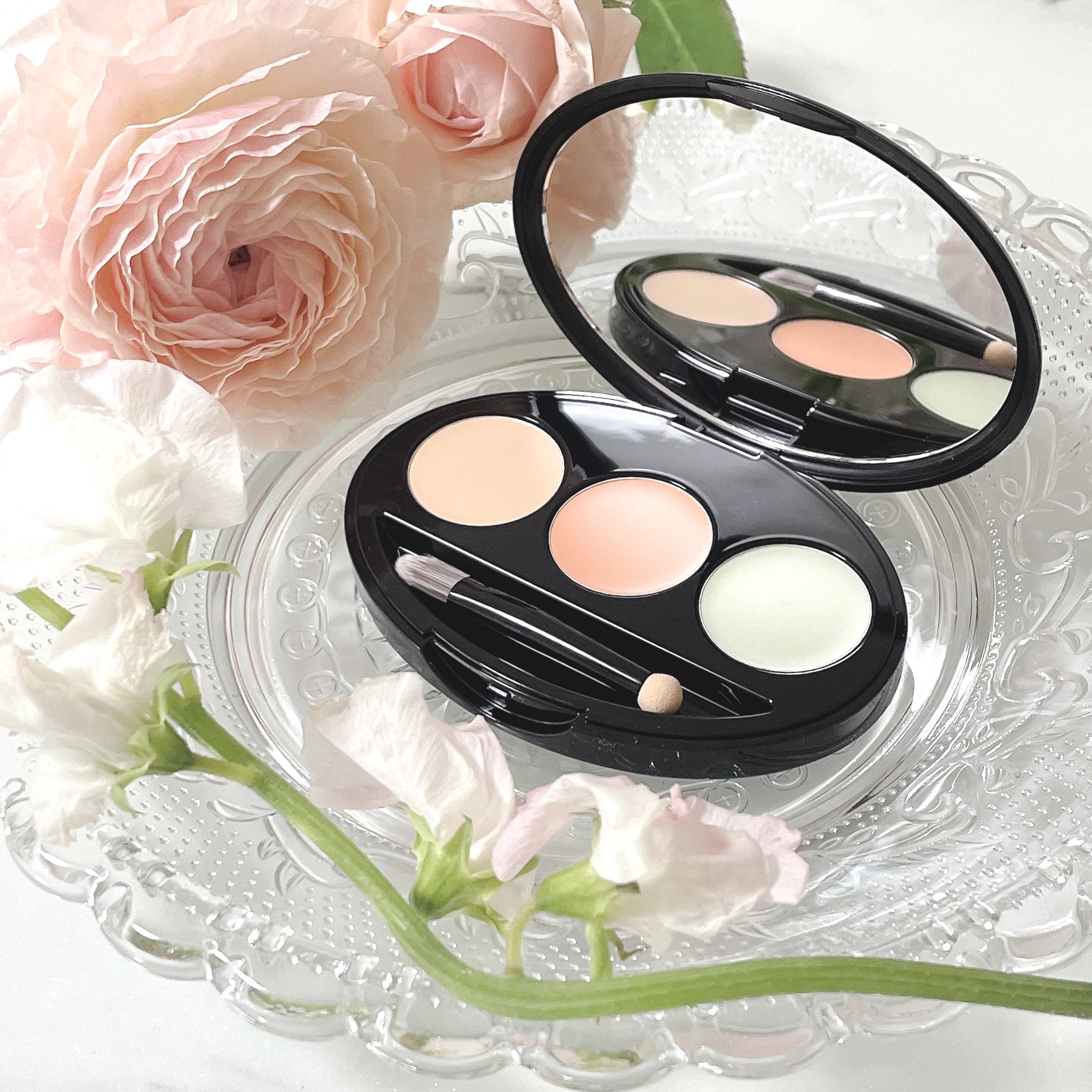 TIRTIRで1番注目されているMASK FIT クッションシリーズより3月1日(金)にパレットタイプのコンシーラー
『FIT CONCEALER PALETTE』が3月1日発売

3色の組み合わせで自然に血色をカバーしてくるコンシーラーで