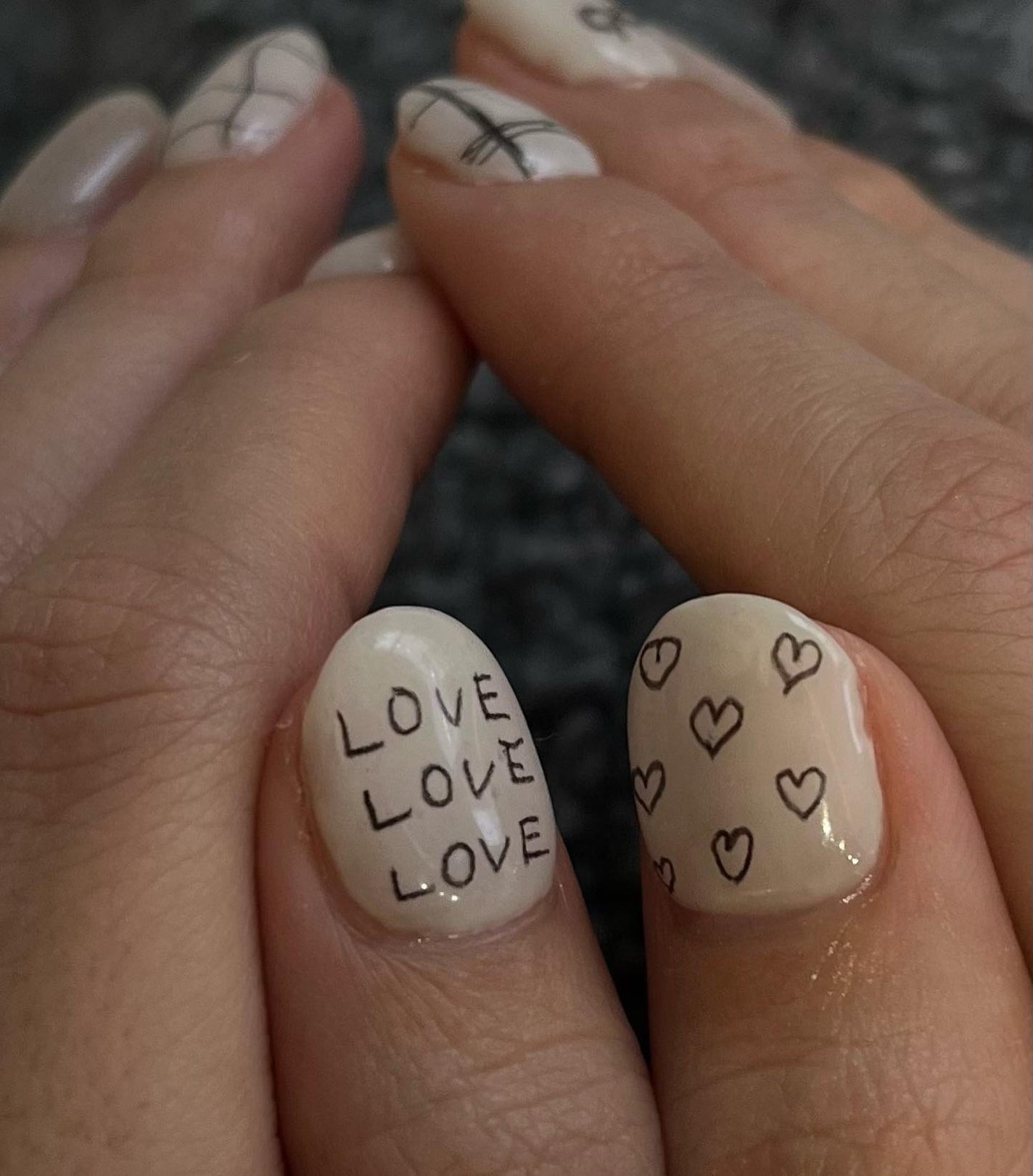 Kanon🌷 on LIPS 「落書きnail✏️♡色鉛筆でのデザインとマグネットの組み合わせ..」(1枚目)