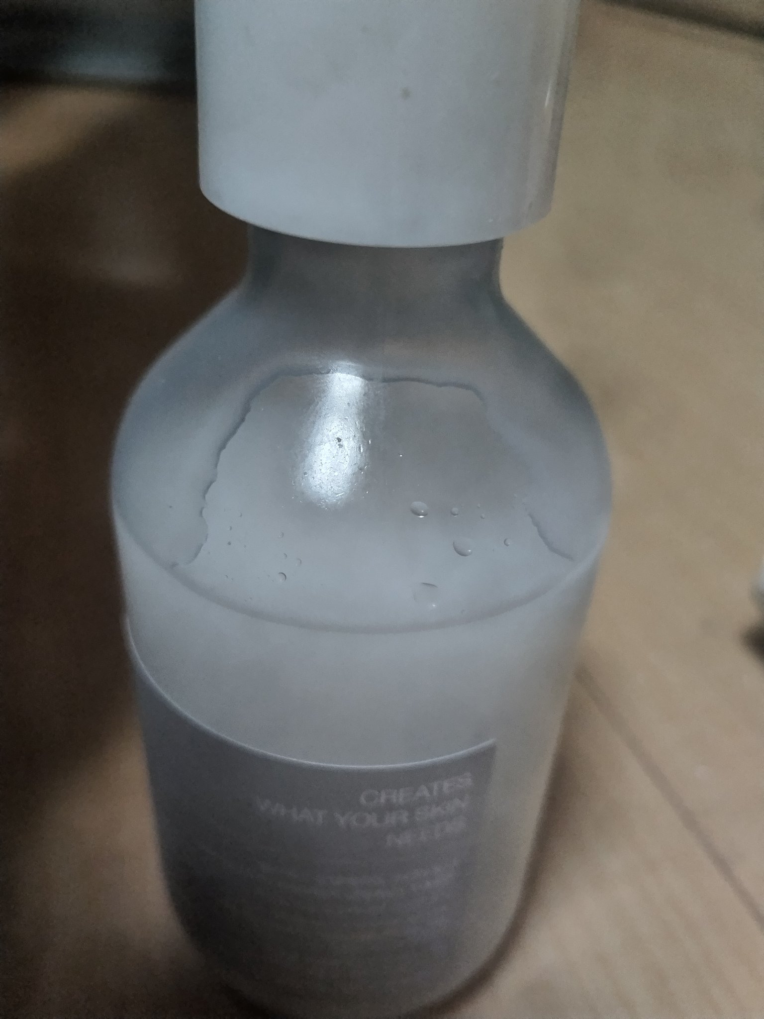 とろっとしたテクスチャーで、かなり保湿力高いです！
バリア機能アップして、お肌中の保湿まで整える潤います。
 敏感肌にも使える
もしかすると150ミリと容量少ないと感じるかもしれないが
一滴の保湿力凄と思う。
四季の気候により肌が乾燥してい