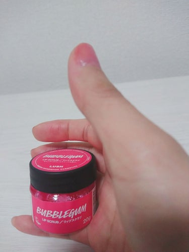 LUSHさんのリップスクラブ バブルガムです。
こちらはリップのケア商品になります。
私はいつも乾燥してて、よく唇が切れたりカサカサしてて、つい皮を剥いじゃって血が滲んだりしちゃってました。
そこで、こ