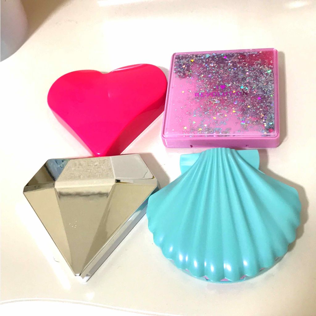 MAKEUP REVOLUTION I Heart Revolution Heartbeats Eyeshadow Paletteのクチコミ「日本に上陸してないのがとても勿体ないアイシャドウパレットです。
形はもちろん、色もめちゃくちゃ.....」（1枚目）