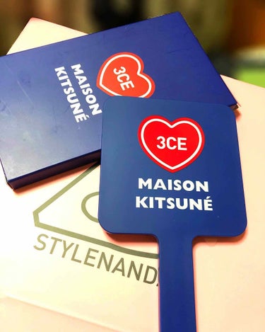 ●3CE×MAISON KITSUNE
●SQUARE MINI HAND MIRROR
840円✨

メゾンキツネとのコラボの鏡です！

とにかく可愛い…❤️

普段から3CEのミラーを持ち歩いている