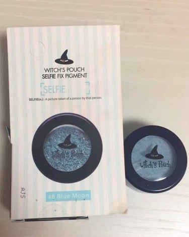 Witch'es pouch Selfie Fix Pigment の単色アイシャドウ、Blue Moon のカラーです。

このアイシャドウシリーズはとにかく発色ものびも大粒ラメも全てが素晴らしいです