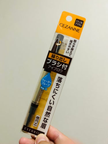 CEZANNE　ブラシ付きアイブロウ繰り出し　03ナチュラルブラウン。税込638円。


もう何本もリピートしているアイブロウペンシルです。色々使ってみたけど、結局これに落ち着いた感じです。

こだわりがない人であれば、アイブロウはプチプラでもいいんじゃないでしょうか☺️✨
私はアトピー敏感肌ですが、こちらはあまり荒れる原因にはなってないと思います！

私の今の髪色は、９トーンで少し明るめのダークブラウンくらいの明るさですが、03ナチュラルブラウンでぴったりだと思います。
一度髪色に合わせてライトブラウンを使ったんですが、なんだか浮いちゃって、アイブロウは髪色より少し暗めを使うと自然に仕上がるみたいです。

これからもリピートします😊✨の画像 その1