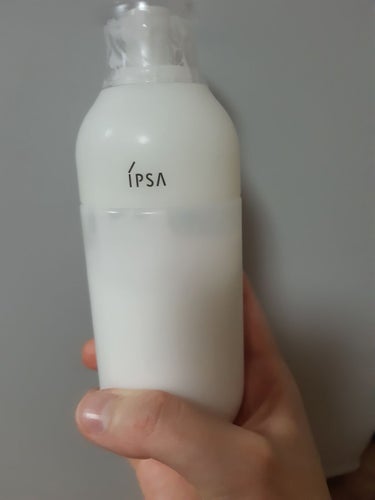 IPSAのＭE
これだけでスキンケアできちゃうそうです。
コットンに３プッシュ出して、顔に馴染ませるだけ！

私の使い方はIPSAのアクアを化粧水として
ＭEを乳液として使っています。
ＭEだけだと乾燥