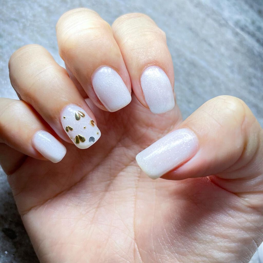 mari on LIPS 「今月のネイル💅今回も、ワンカラーの時短ネイル🤍真っ白よりも乳..」(1枚目)