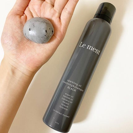 Le ment スパークリングオイル クレンジング&シャンプー ブラック のクチコミ「炭、クレイが配合されていて
真っ黒のシャンプー🖤
もっちもちの濃密な泡で気持ちよく洗えます。.....」(2枚目)