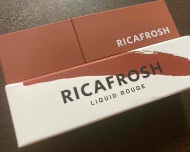 RICAFROSH ジューシーリブティント 06

初挑戦のブラウンリップ
似合うか不安だったけど、悪くない☺️
ブラウンと言っても塗るとレッド感が割と出るので使いやすいです。

どのブラウンリップを買