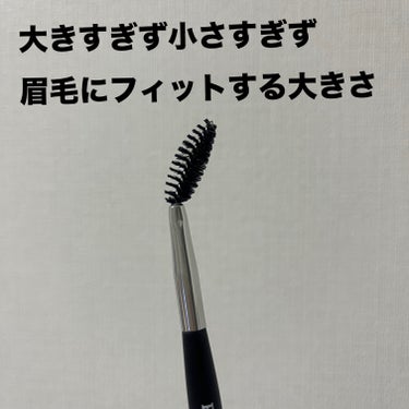  眉メイクに必須です‼️

#ロージーローザ
#ソフトカーブスクリューブラシ

私も前はパウダーで埋めるしかしてなかったのですが、絶対に使ったほうがいいです！！

まず、眉メイクする前にスクリューブラシで解かします。
→寝癖などの癖がほぐれる
→理想の形に解かすことで、形を整えやすい
→密集してるとこなどをほぐすことで均一な眉に仕上げられる
→濃くなりすぎた時に、スクリューブラシでとかすと均一で少しマイルドにできる👍

このロージーローザのブラシは眉毛の幅にもぴったりで初めて買うのにちょうどいいと思います！
私は少し曲げて使ってますが（イガリさんのYouTubeでそう使っていたのをマネしてます）

眉毛上手になりたい人の参考になれば嬉しいです！！

#眉毛_書き方 #眉毛_整え方 #眉毛メイク　#眉メイク #眉毛整える #垢抜ける方法 #垢抜けメイク #メイクツール #メイクブラシ  #初買いコスメレビュー の画像 その2