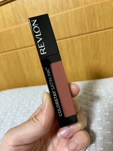 
こんばんは！今日はLIPSのポイントの使い道を悩んでて、皆さんの投稿で気になったREVLONのカラーステイサテンインクから006のアイズ オン ユーを購入してみました！

塗った時は良い色味だったんですけど、時間が経つにつれ少し赤みが強くなってきた印象でした。
また唇の内側にはなかなか付いてくれなくて化粧直しがいるなと思いました💦

でもそれ以外は落ちにくいしマスクにもあまり付かなかったのは凄いなと思いました！
ティッシュオフしても残ってて、ゴシゴシ拭いてもうっすらピンク色に残っててさすがやなと思いましたw


#REVLON
#レブロン カラーステイ サテン インク
#006
#アイズ オン ユー
の画像 その0