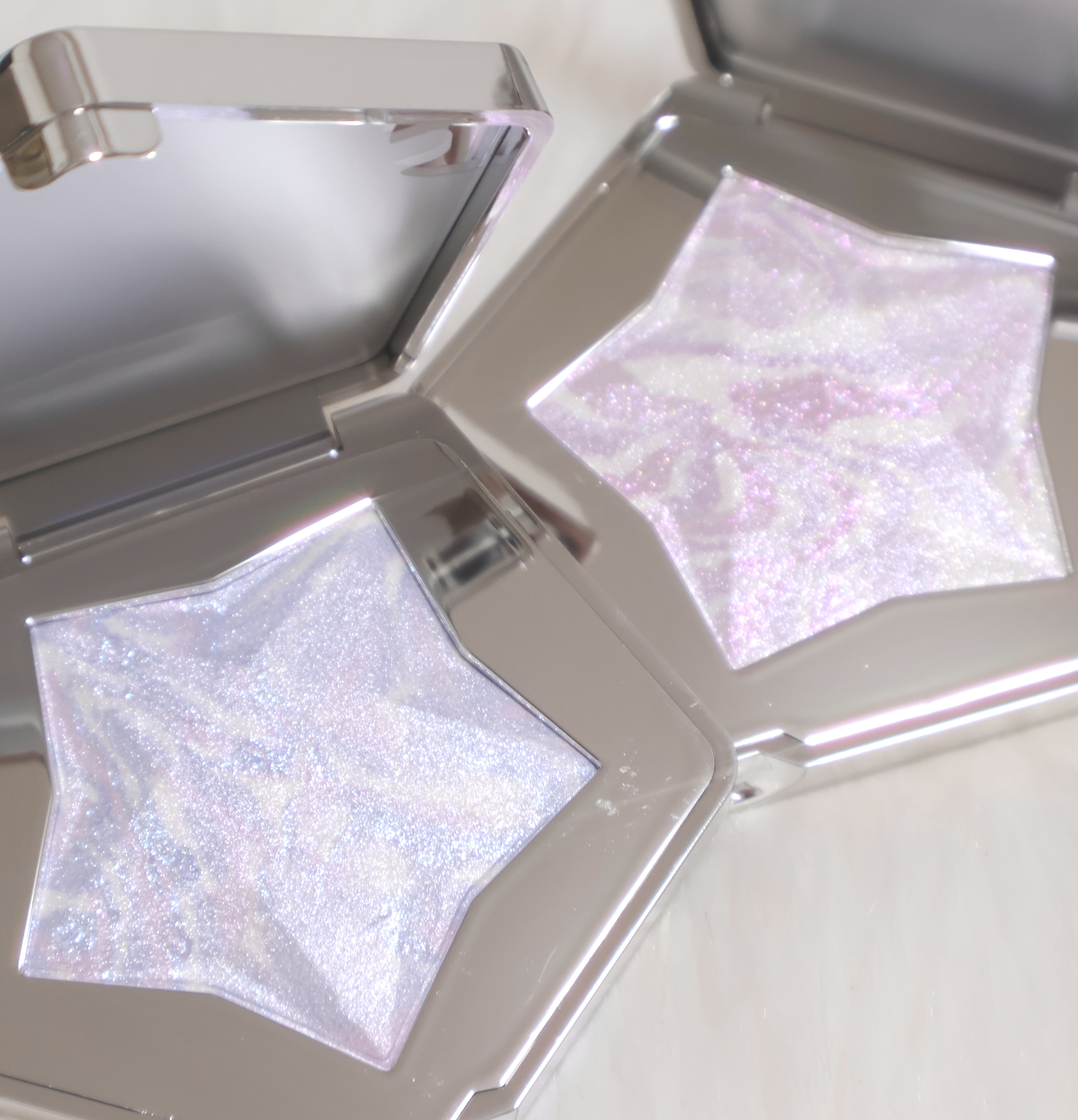 PERFECT DIARY スターダストダイヤモンドハイライトパウダーのクチコミ「パーフェクトダイアリーのハイライトやっば……青ラメ好きに推したいネビュラブルーは透明感たっぷり.....」（1枚目）