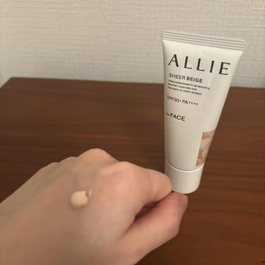 ALLIE様のプロモーションに参加中です。
 
🌟アリィー ノーファンデUV 03
シアー ベージュ

 
 
ノーファンデUVはUVカット（SPF５０＋　PA＋＋＋＋）、
化粧下地効果のある日やけ止めです。
 
色補整効果で色ムラ・毛穴をカバー。
ファンデーションを使わない時にもこれ１本でとてもキレイな仕上がりが叶えられ、均一で抜け感のある顔印象がつづきます。　
マスクやタオル等につきにくいのも魅力のひとつ。



✅くずれにくい惹き寄せ美肌*のヒミツ
*メイクアップ効果による仕上がりのこと

1.ひと塗りで約750万個※（※１回使用量より算出）の毛穴ぼかし＆UVカットカプセル※2（※2毛穴ぼかしパウダー/UVカット成分/顔色補整顔料を美容液成分｟ヒアルロン酸Na：保湿成分｠で内包したカプセルのこと）が肌にきめ細かく均一に密着し毛穴をカバーするという特徴！

2.８時間テカりにくい・くずれにくい（メイクアップ効果）データ取得済み*！
（*花王調べ。効果には個人差があります。）

自然で飾らないシトラスウッディ&パチュリの香り
香りは強すぎず、ふわっと顔周りに広がる印象です。

 

アリィー ノーファンデ*UV 03
*ファンデーション未使用時でも、自然なベースメイクが仕上がる日やけ止めのこと
 

 
今回はアリィー ノーファンデUV 03の使用感とその魅力をお伝えしました！
 
#PRの画像 その2