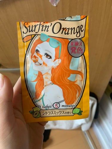 今回は新色のクイスクイスデビルズトリックサーフィンオレンジで金髪の毛先だけ色をオレンジにしました
私はワンピースのナミが好きでナミみたいなオレンジを毛先だけに入れたかったのでやってみました
そしたら念願