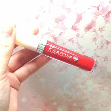 カンコレ リップグロス レッド💄

こちらは今話題？のカンコレとダイソーがコラボしている商品です✨
(ちょっとあってるかわからないけど笑)

写真🤳
1枚目     パッケージ
2枚目     チップ
