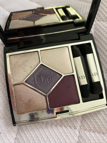 DIOR サンククルールクチュール159✨
パープル系のアイシャドウが欲しかったので、この色合いがドンピシャでした。

シルバーのラメがブルベ肌に馴染み、左上をベースに使っています。
DIORのこのシリ