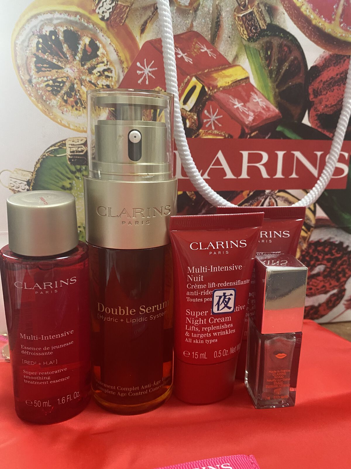 ついつい買っちゃいました(>_<)

CLARINSダブル セーラム EXのホリデーコレクション


【使った商品】CLARINSダブル セーラム EX
【商品の特徴】エイジングケア出来る美容液
【肌質】普通
【テクスチャ】付けるとねっとり
