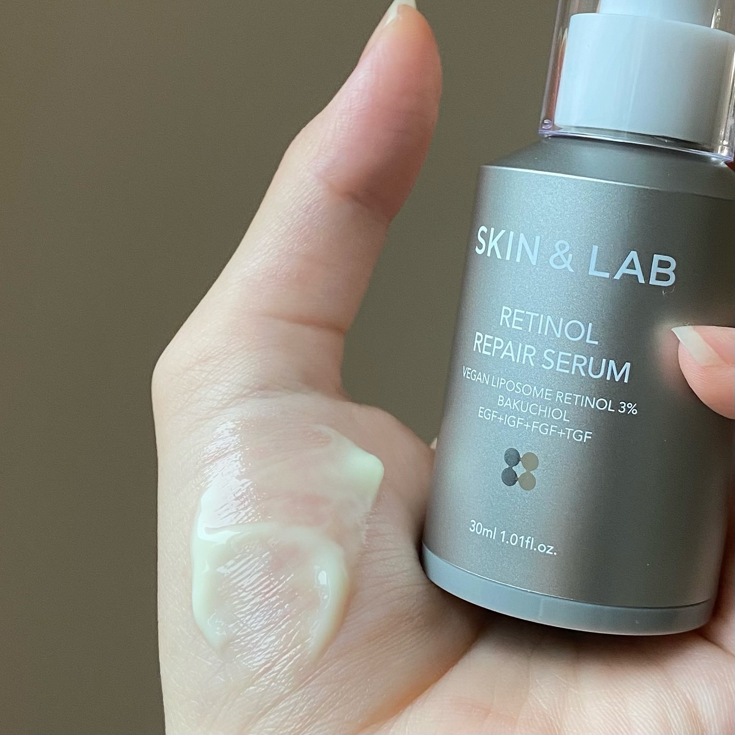 最近疲れてちゃんとスキンケアできなかったからめっちゃ肌の調子悪い😵‍💫
けどこれ使い始めてちょっとずつ良くなってる💭
目に見えてわかるのが毛穴とハリ🪡改善してきてくれて助かってる！

そして次の日のメイクのノリもかなり良くなるし一軍