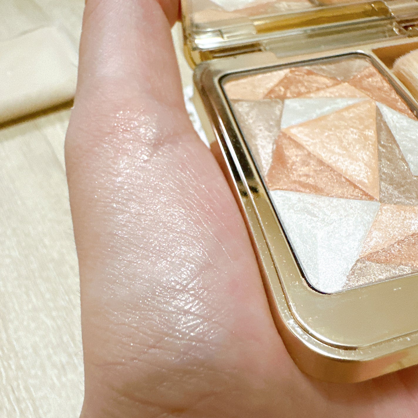 ル・レオスールデクラ /クレ・ド・ポー ボーテ/パウダーハイライトを使ったクチコミ(5枚目)