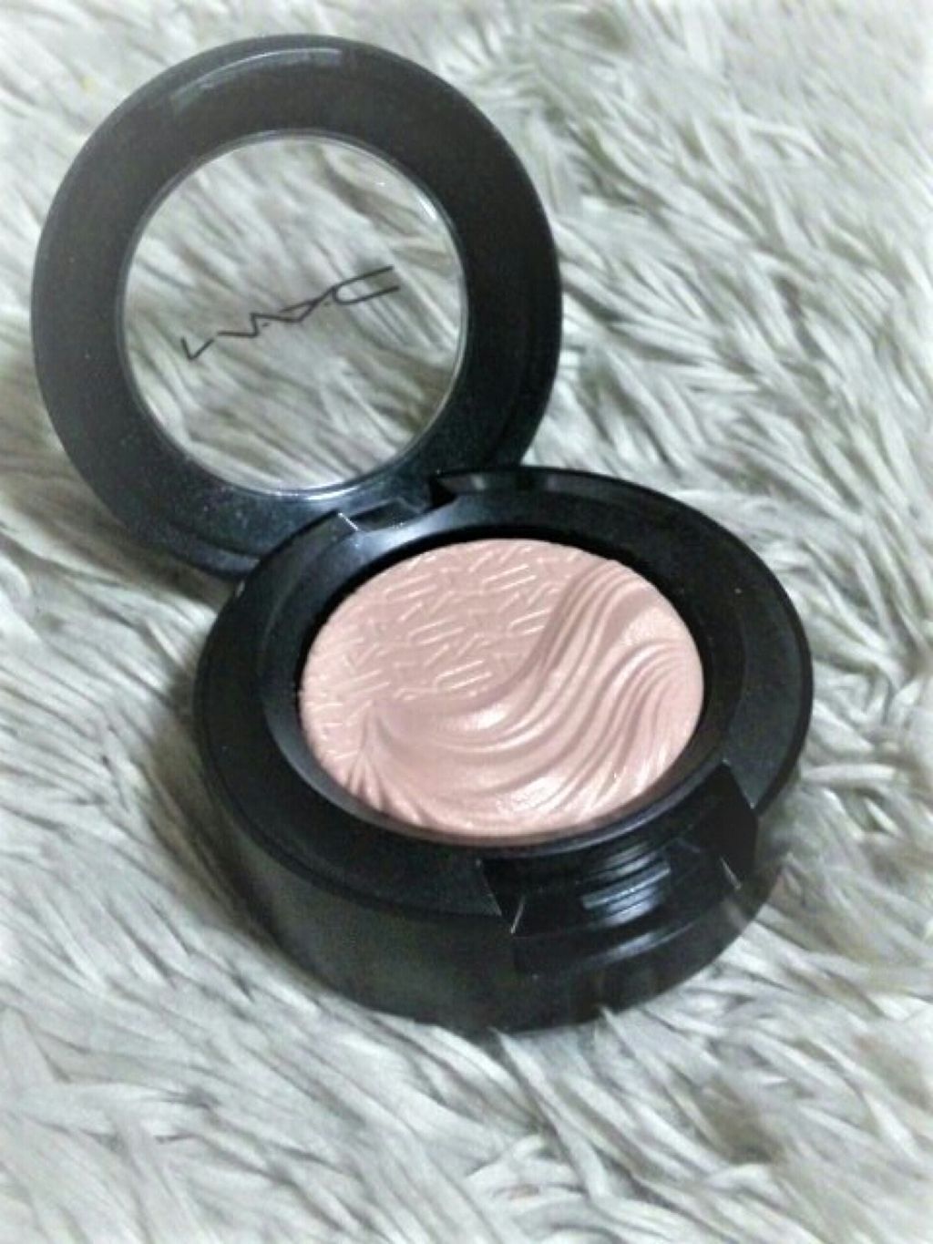 エクストラ ディメンション アイシャドウ ア ナチュラル フラート/M・A・C/単色アイシャドウを使ったクチコミ（1枚目）