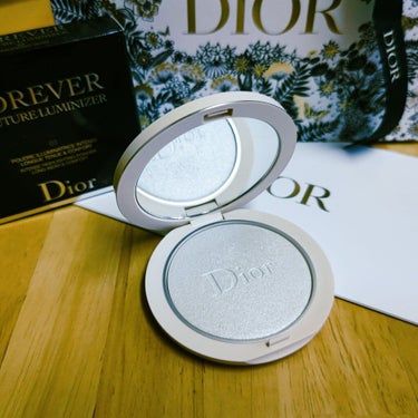 【ブルベ冬向きハイライトいろいろメモ】
自分的最強ハイライト
🔷Dior ルミナイザー 03パールグロウ
青みがかった細かいラメがふんわりつく
愛用してたハイライトが次々廃盤になって、いろいろ使ったけどやっとCゾーン用の定番ができた
粒子ふんわりなので、目元の細かなハイライトには向かない


今までハイライトに使ってよかったもの

🔷コスメデコルテ アイグロウジェム PU181
私の大定番！！ ラベンダー系パールが肌の上でピンクっぽくなじむ
目頭、涙袋、鼻筋などに細かく密着させられる
ほぼ毎日使ってるけど、なかなか無くならなくてコスパいい
#ブルベ夏 さんも似合いそう

🔷マジョリカマジョルカ シャドーカスタマイズWT963 #光る樹液
「ハイライトに使ってよかったもの」の中で一番光沢感が強い✨
この艶々のシルバーはかなり #ブルベ冬 向き
キラキラ粒子が密なので目頭などにも細かくつけられる
便利だけど、かなり付き合い長いのでさすがに飽きてきた(底見え)

🔷ヴィセアヴァン 005 アイスダンス
マジョ #光る樹液 より青みあってパール感がソフトで薄づき、上品

🔷エスプリーク  #セレクトアイカラー PU100(廃盤)
ダイヤモンドパウダー入りのシリーズで、他の色はまだ売ってる
ラベンダーが肌の上でピンクになってなじんで、ほんといい
でも底見えしてもう残り少ない💦

🔷#ポーラドルフ アイカラーグリマーのマラブー(日本撤退)(廃盤)
白ピンクがすごくよかったから似たのを探してたのに、元の色を忘れかけてる

🔷アディクション ザ アイシャドウ 005 スワンレイク (生産終了)
ピンクラメ＋パールがかわいくて肌なじみいい
ポーラドルフのマラブー(廃盤)に似てるかも？と思って買ったのに生産終了
まだ公式サイトには在庫あるけど、勿体なくてなかなか使えない






#はじめての投稿
#Dior #ディオール #ルミナイザー  #パールグロウ
#ディオールスキンフォーエヴァークチュールルミナイザー
#ADDICTION #アディクション #SwanLake
#マジョリカマジョルカ #シャドーカスタマイズ
#エスプリーク #ヴィセアヴァン #ICEDANCE
#冬クール #クールウィンター  #激盛れアイシャドウ 
#アイシャドウ #ハイライト #ハイライター #優勝ハイライト
#スワンレイク #アイスダンス #透明感メイク の画像 その0