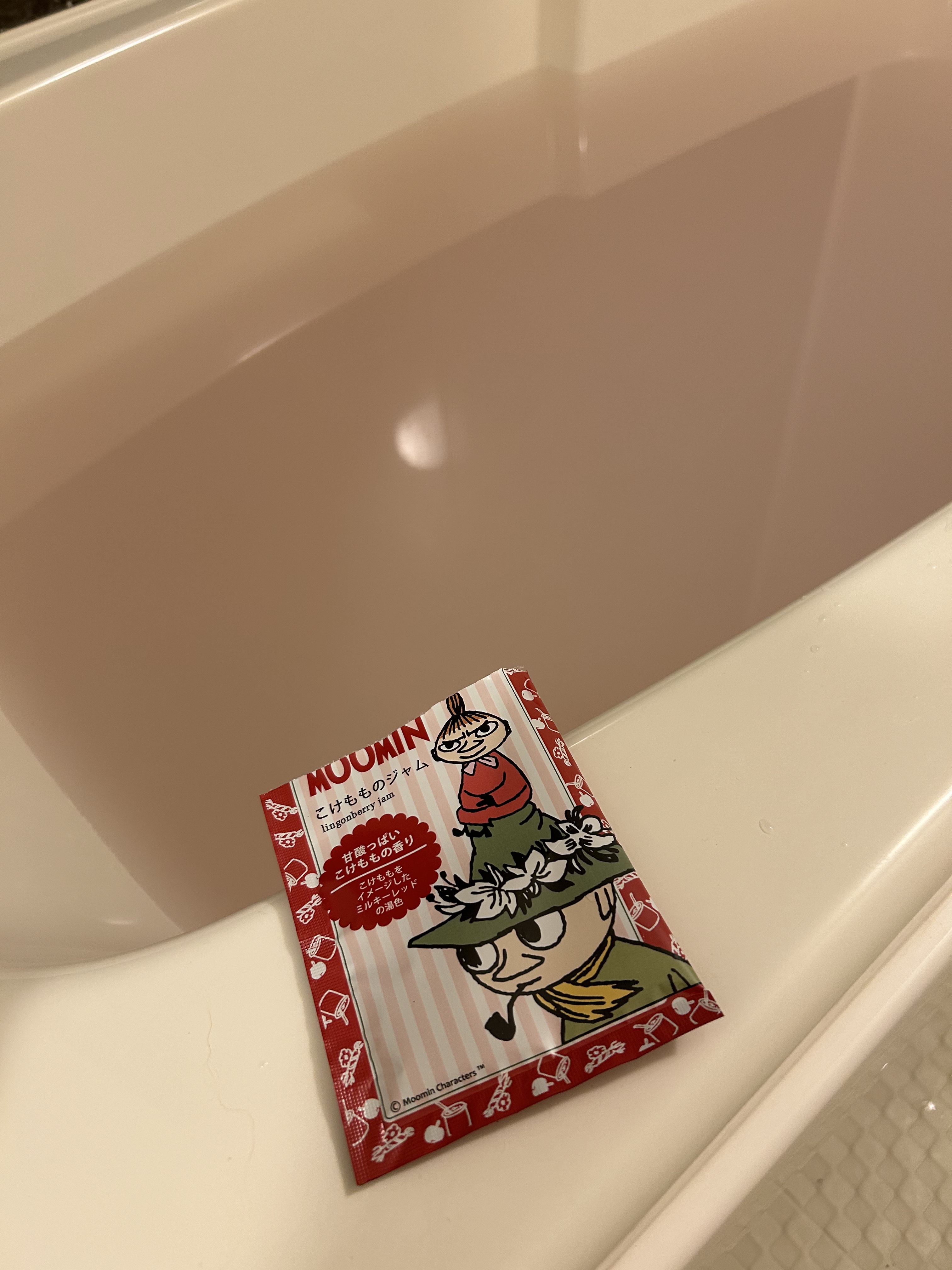 グローバル プロダクト プランニング ムーミン バスパウダー こけもものジャムのクチコミ「ムーミン バスパウダー こけもものジャム　¥253

パケ買いです♪

こけもも？

ジャム？.....」（2枚目）