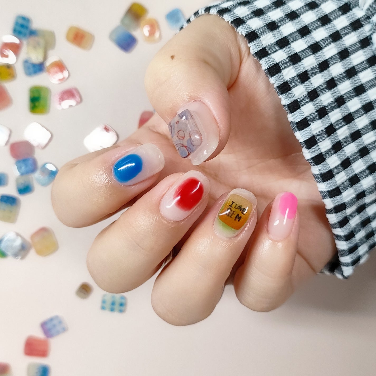 あめの on LIPS 「元気が出ないので爪だけでもポップにした🥺ノーブランドのシール+..」(4枚目)