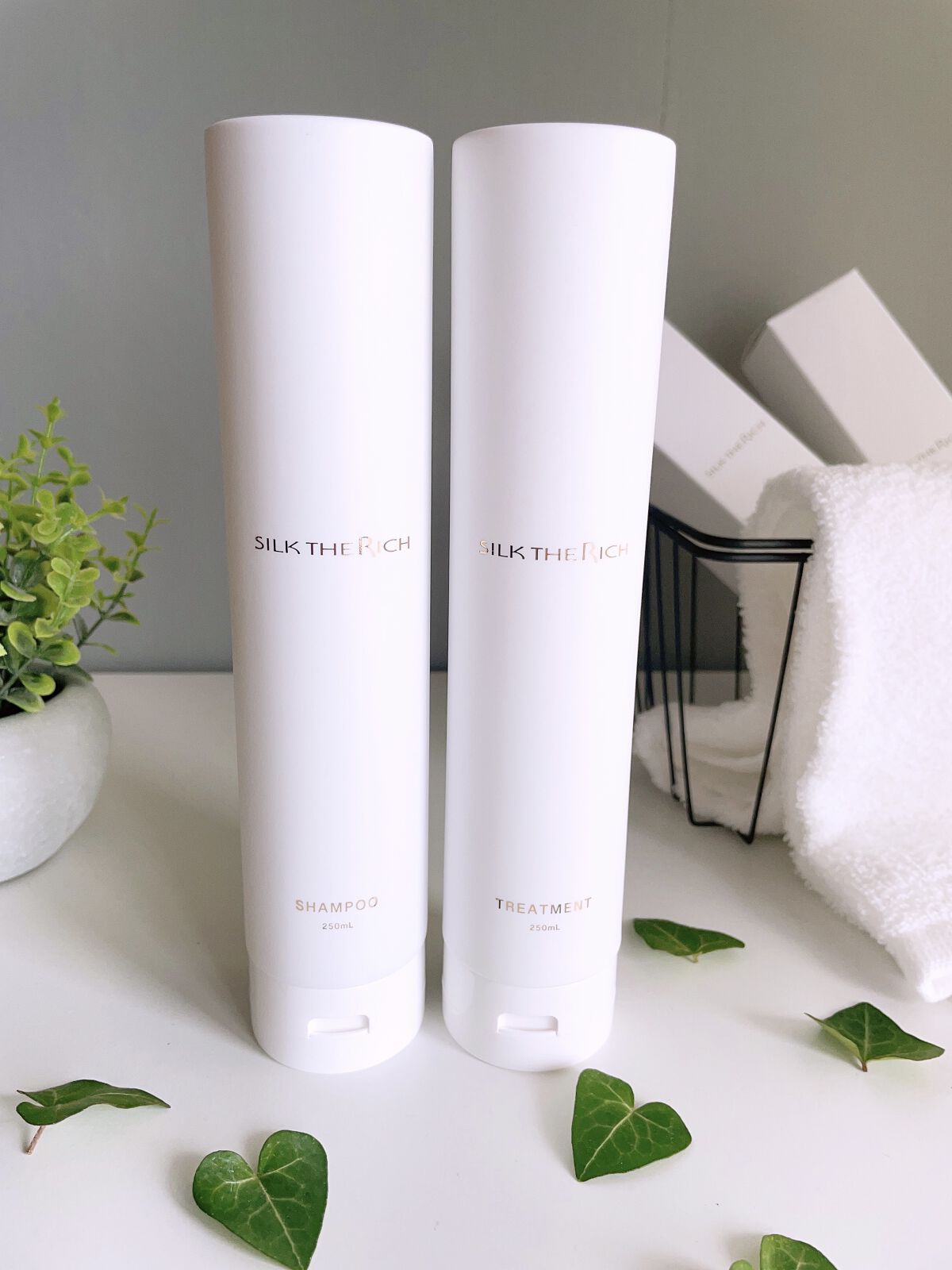 究極のシルクケア誕生✨
シャンプー＆トリートメント

@silk_therich 🧴🤍
『最高級シルク100%使用し、補修、保湿に着目』
𝑺𝑰𝑳𝑲 𝑻𝑯𝑬 𝑹𝑰𝑪𝑯 

ホワイトカラーのスタイリッシュな
ボトルがと