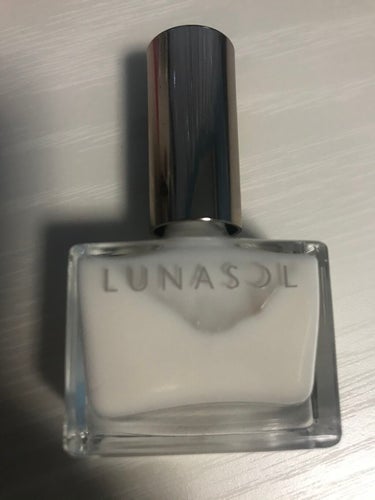 LUNASOLのネイルポリッシュ、09使ってみました！
しっかり白色を出したかったので3度塗りしましたが、一度塗りだと元の爪の色で薄ピンクっぽくなるのでそちらもありだと思います。
人気色らしくて、買えて