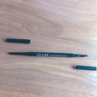今話題のDAISOのUR GLAMシリーズ。
先日購入したアイブロウペンシルを、手持ちの他のペンシルと比較してみました✨
   
ユーアーグラム単体の書き心地は2枚目参照。
線が細くて、でも肌をガリガリ