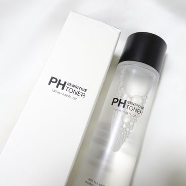 SAM'U
PH Sensitive Toner


サラッサラでお肌にスッと馴染む
エッセンスのような化粧水

トリプルヒアルロン酸配合。

ヒアルロン酸が配合されているアイテムは
とろみのあるイメージだったから意外😳

お肌をしっとり保湿というよりも
お肌に水分が行き渡るような使用感🌊

肌の上に居座る感じがないから
次のアイテムにもすぐ移れるし
朝のメイク前にも使いやすい！

サミュらしい
上品な香りに包まれます...😌♡



#PR #sam_u #サミュ #韓国コスメ #韓国スキンケア #スキンケア #skincare #samu_beautyの画像 その0