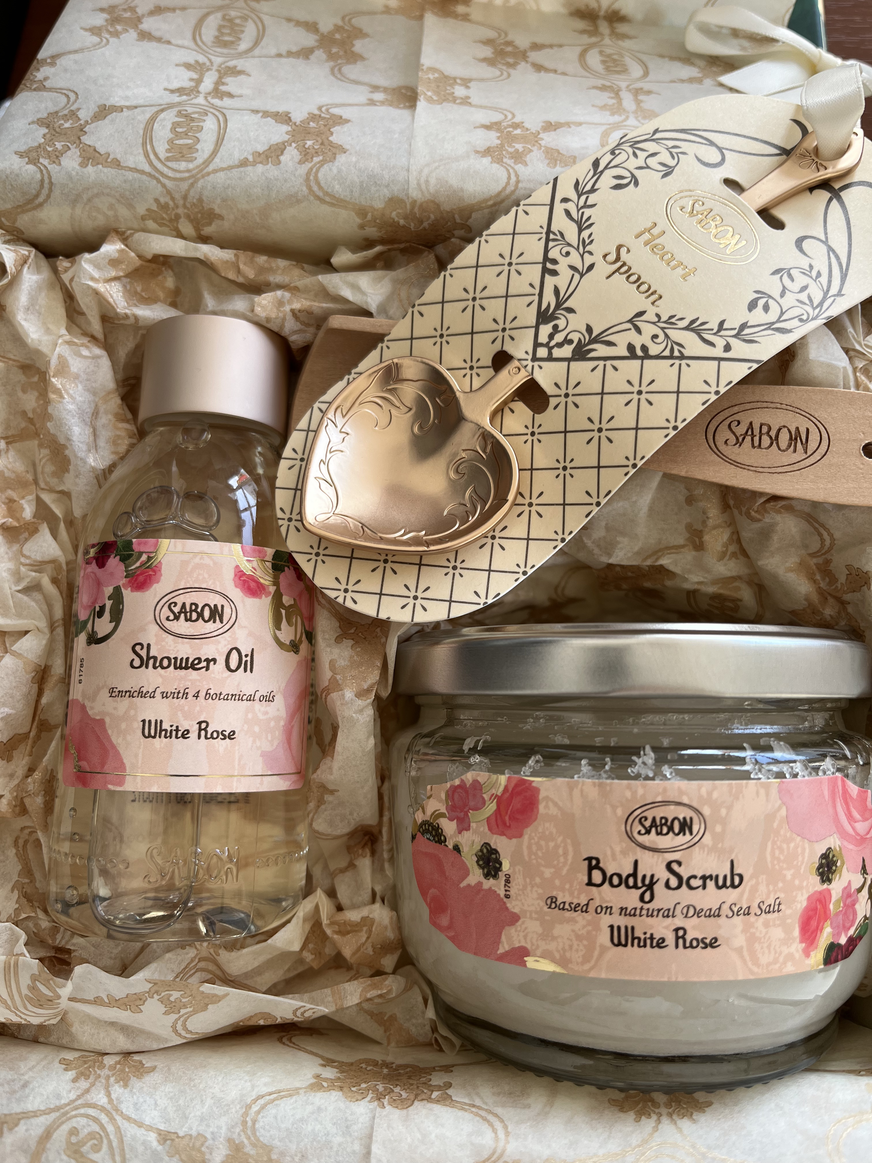 ボディスクラブ ホワイト・ローズ 320g/SABON/ボディスクラブを使ったクチコミ（1枚目）