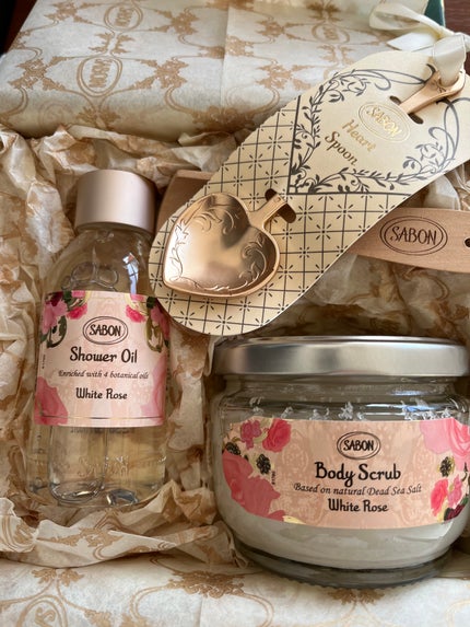 ボディスクラブ ホワイト・ローズ 320g/SABON/ボディスクラブの画像