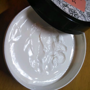 THE BODY SHOP ジャパニーズチェリーブロッサム ボディクリームのクチコミ「匂いが本当に優しいです。
伸びもいいし、保湿効果もあります。
寝る前に塗ってます。..」（2枚目）
