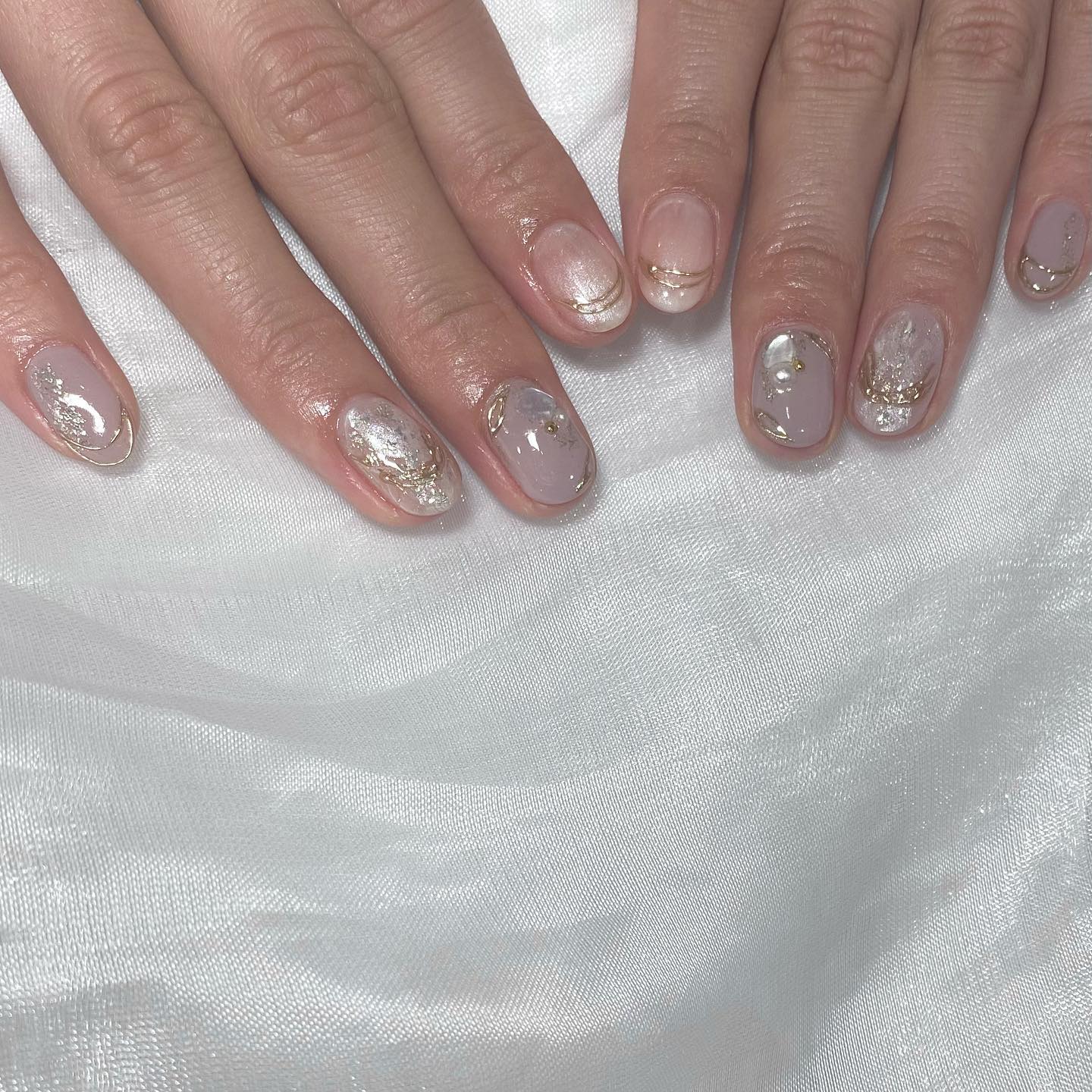 #ニュアンスネイル,#グレージュネイル,#くすみネイル,#きらきらネイル,#ウエディングネイル,#ブライダルネイル,#お呼ばれネイル,#フレンチネイルのネイルデザイン