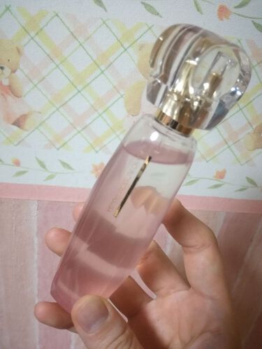 【画像付きクチコミ】限定の桜の香りの香水がお気に入りです。上品な香りで瓶も可愛いので飾っています。