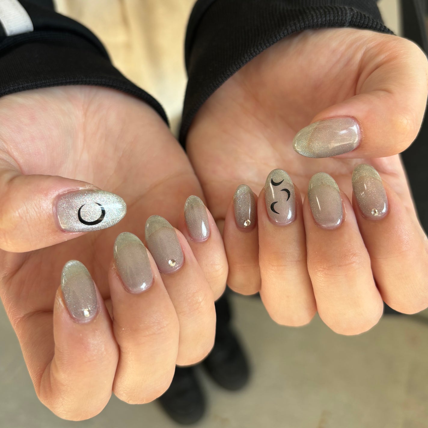 夏美🍉フォロバ on LIPS 「【アンニュイな雰囲気を作り出すうるマグ🫧ブルーグレーで手先美人..」(2枚目)