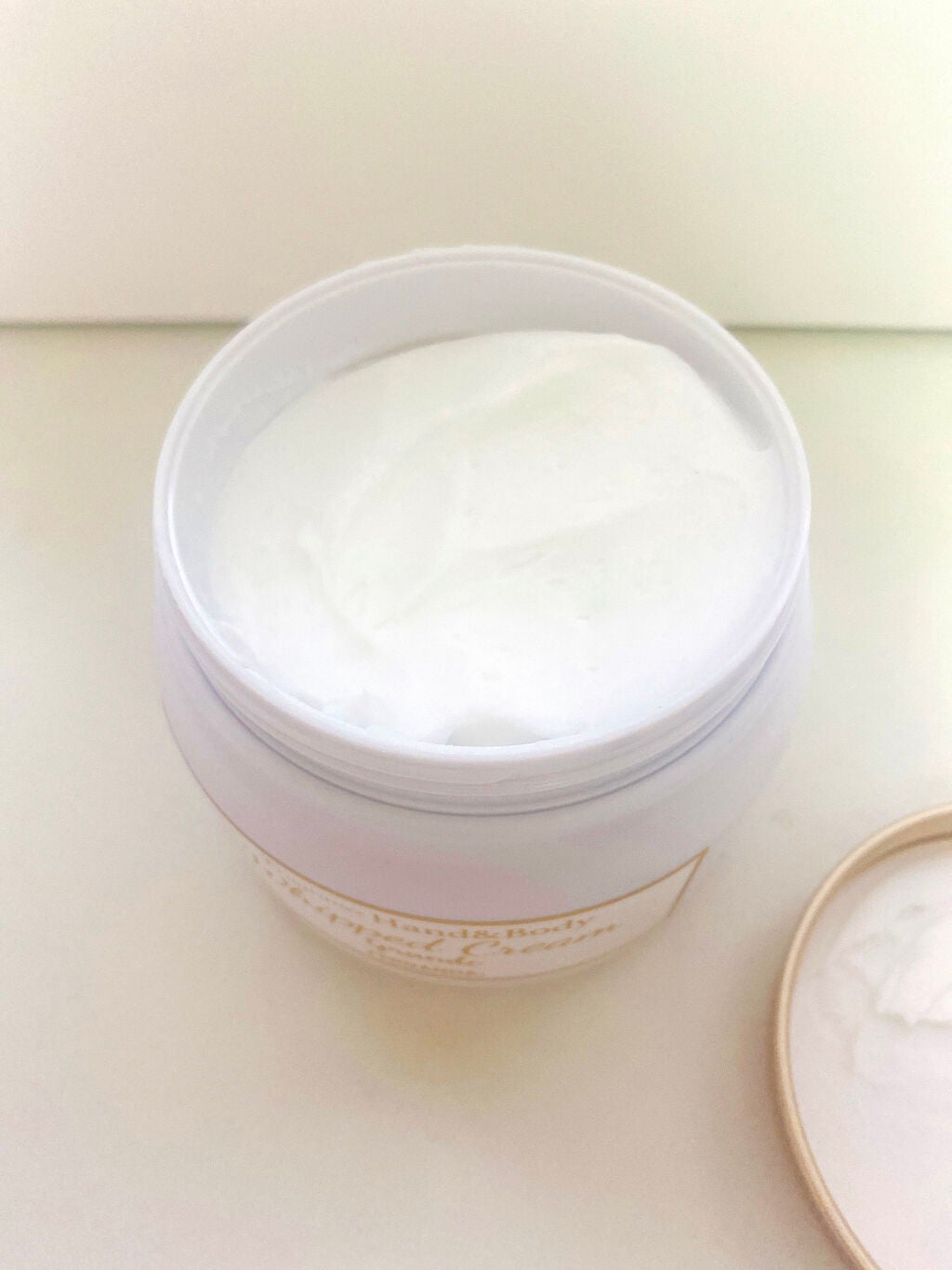 フレグランスハンド&ボディホイップクリーム グランデ(モモ)/フェルナンダ/ボディクリームを使ったクチコミ(2枚目)