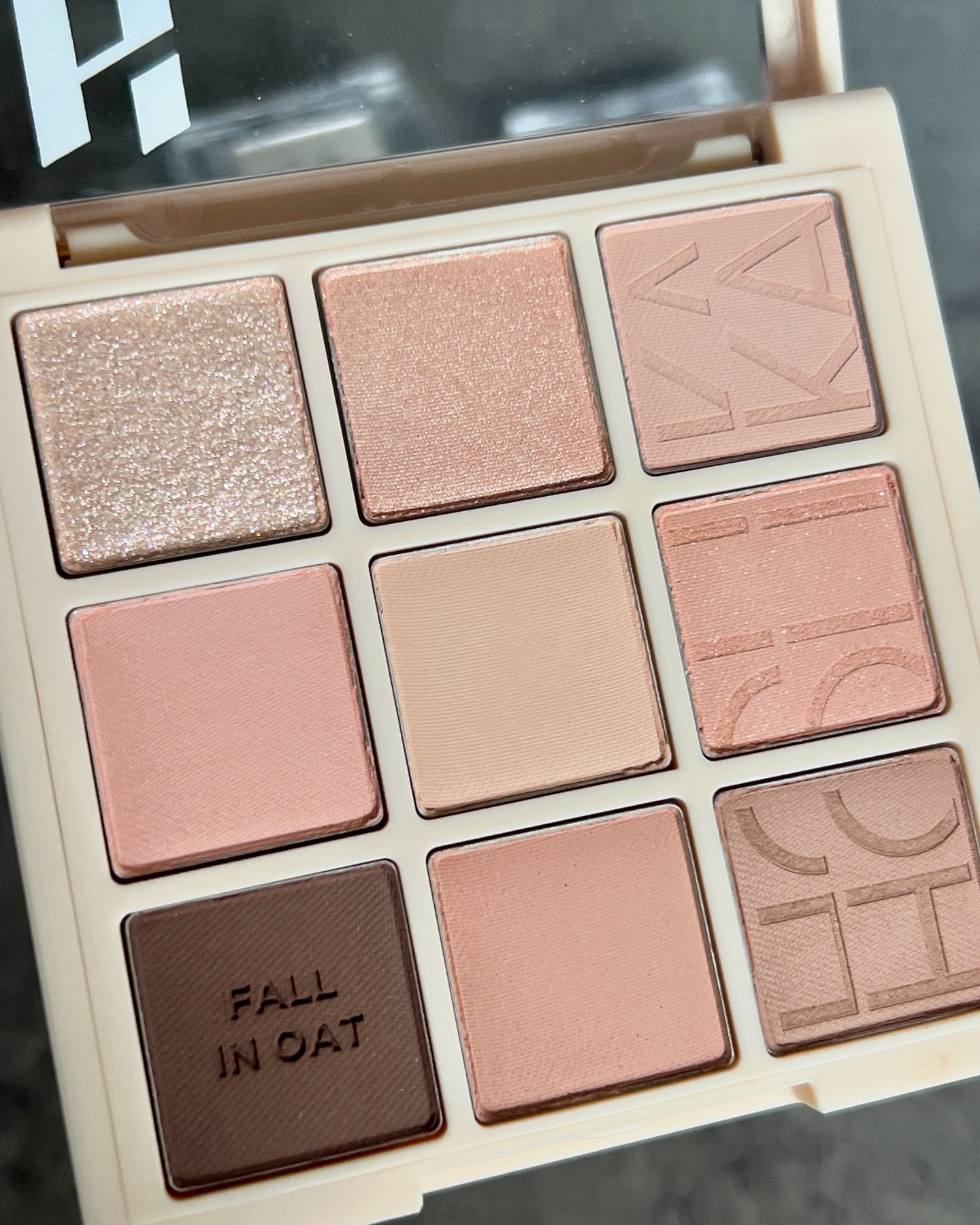 検索していたら11月にメガ割がありそうな予感…😌

インスタライブでも人気だったホリカ新パレット✨
韓国メイクショップの先生方にも大人気のレターフロムスプリングよりも紅茶感がありイエベの方におすすめ🫶🏻

コントラストしっかりが得意な