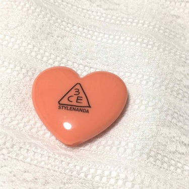 3ce  heart   pot   lipです‼️

見た目がすごく可愛くて、つい買ってしまいました❤️


ポーチに入れとくだけで、可愛い😍です❤️


発色はナチュラルで、普段使いしやすいです‼️