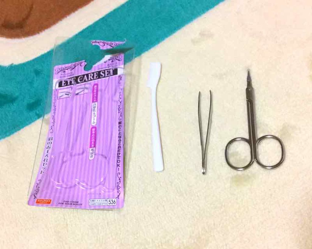 ゆーこ on LIPS 「100円で眉毛セット✂️✨ダイソーで購入しました💰コームで眉毛..」(1枚目)