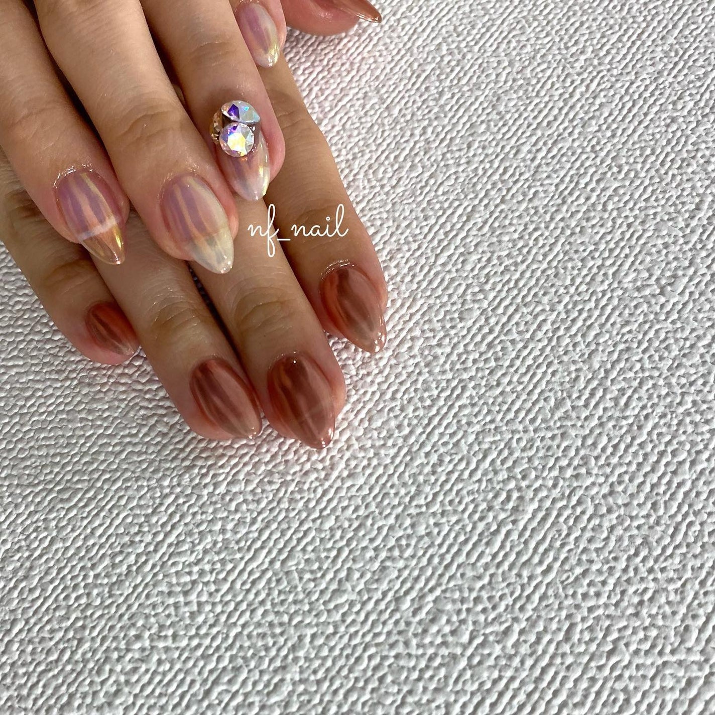 Natsumi◎nailist on LIPS 「ミラーとオーロラのちぐはぐネイル✨.#ネイル#ネイルデザイ..」(2枚目)