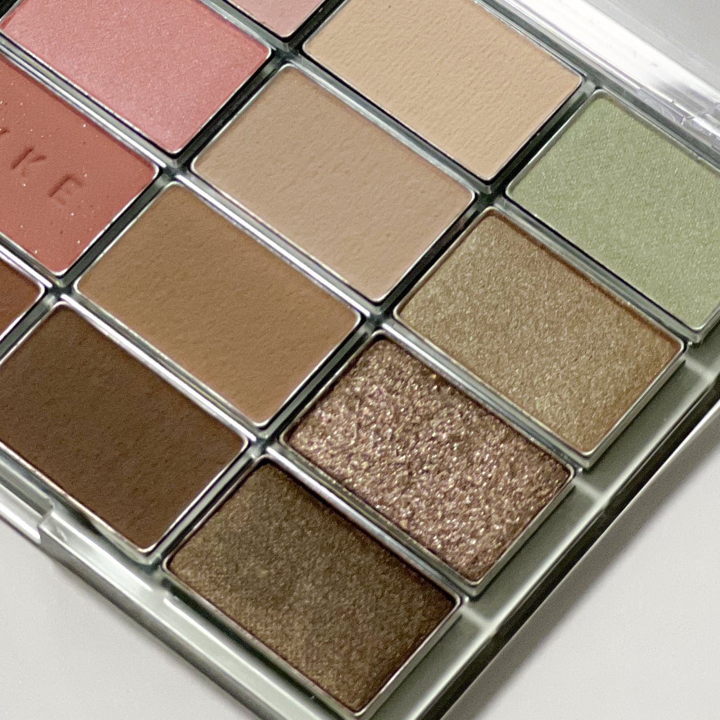 ソフトブラーリングアイパレット/wakemake/アイシャドウパレットを使ったクチコミ(3枚目)