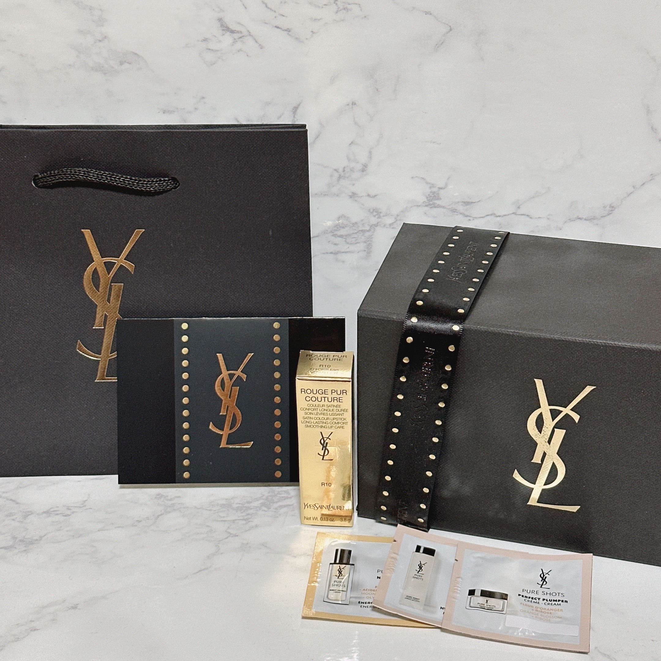 プレゼントで貰った
イブサンローランのリップを
いただきました💄
レッドカラーですがそこまで強くないレッドなので
普段からも使いやすいリップです🩷

#イブサンローラン #イブサンローラン_リップ 
#リップ #イブサンローラン_口紅 