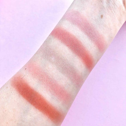 Riho | 集英社MAQUIAエキスパートのクチコミ「ブルベ向きパレット💓
マット、シマー、ぱーる、グリッターがバランスよく入ってるよ🙆♀️
.....」(3枚目)