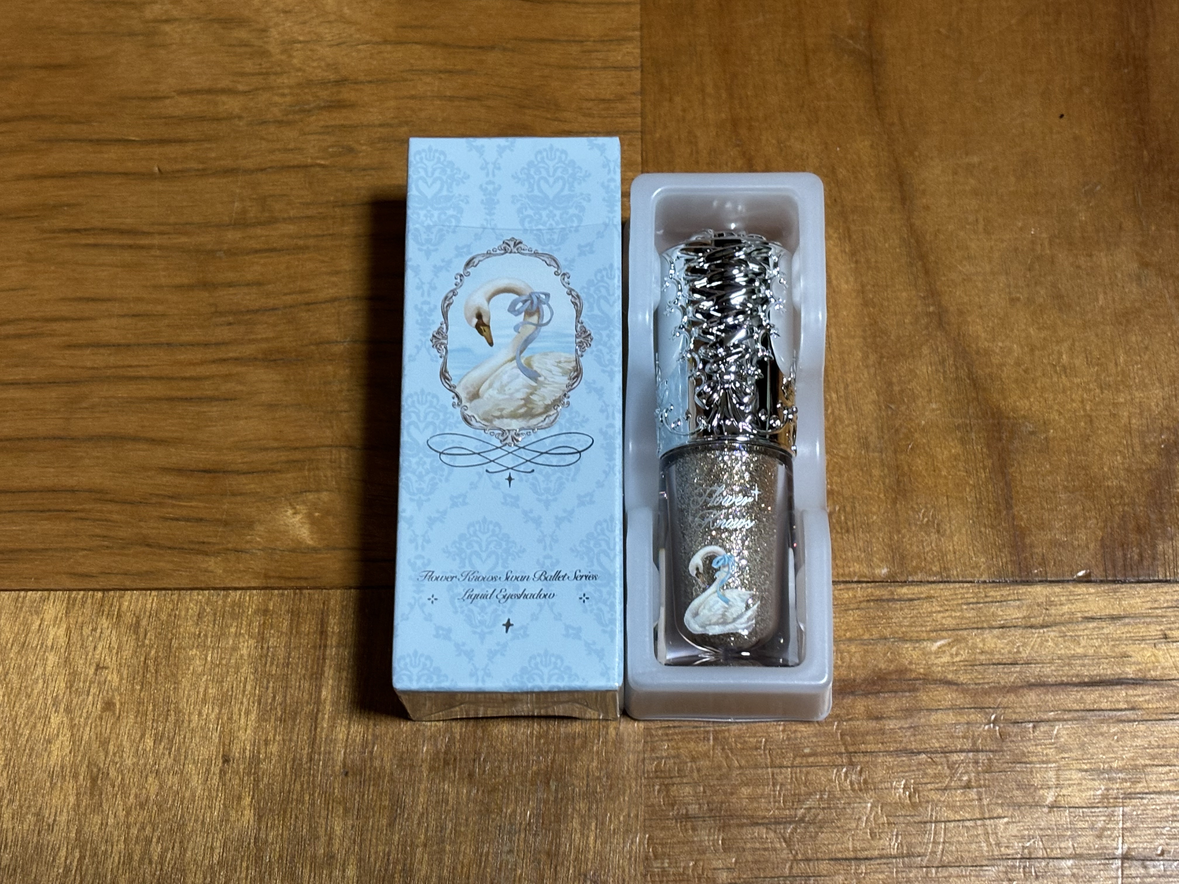 フラワーノーズ スワンバレエシリーズ リキッドアイシャドウ 02 シャイニングノヴァ/FlowerKnows/リキッドアイシャドウを使ったクチコミ（1枚目）