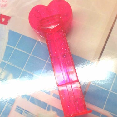 見た目が可愛いPEZのリップ

パケ買いでしたσ(^_^;)
見た目が可愛く購入しましたが、正直...
使えないかな...

まず、匂いがすごい😅
とても臭いのです、、
なんだこの匂い！！？？
ってなり