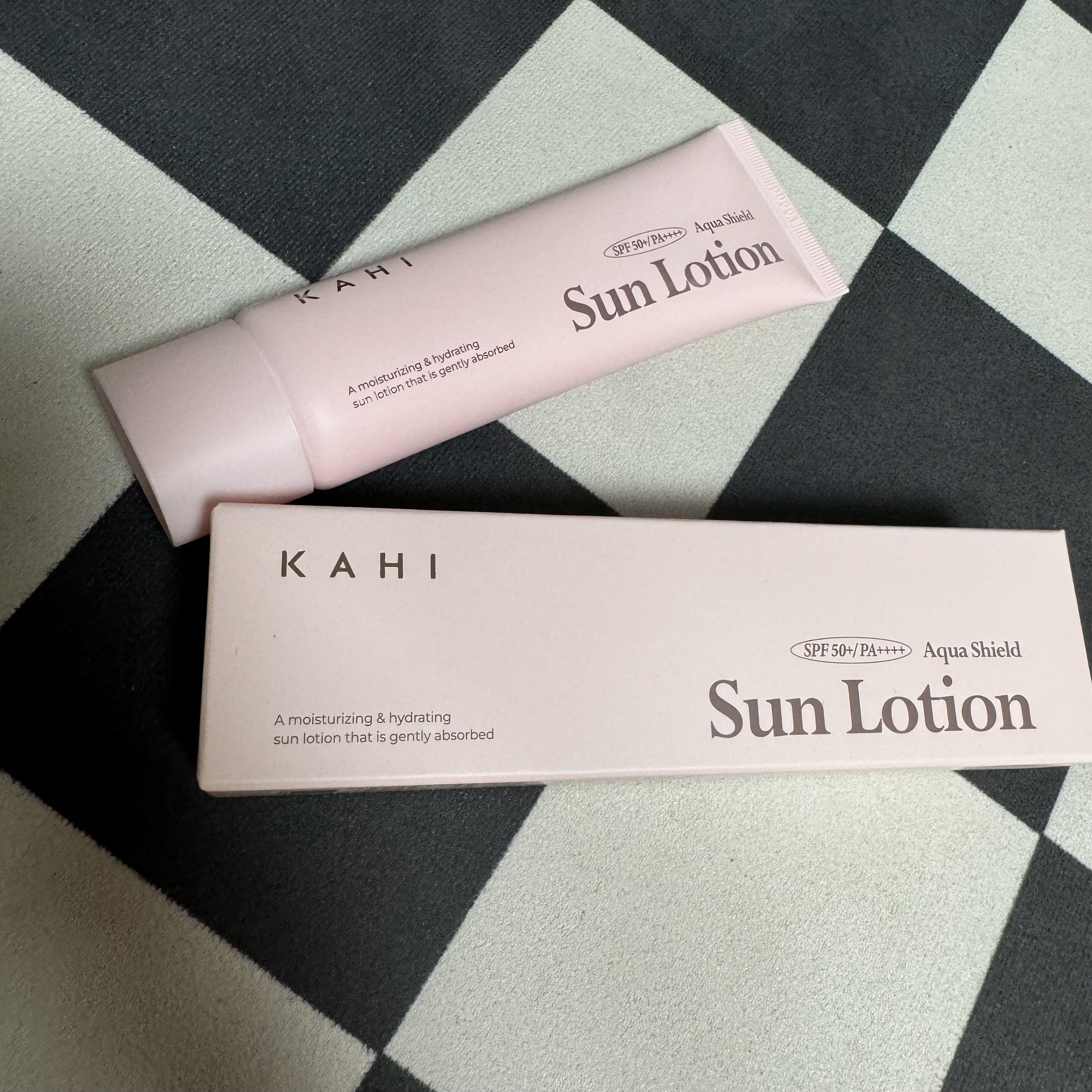 KAHI(カヒ) アクアシールド日焼け止めローション

スキンケアで最も大切なのは
紫外線カットだと思っているので、
日焼け止めにはこだわりがあるんですが、
今回、こちらの商品が出たので、
使ってみることにしました😊


ローションタイプ