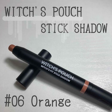 ●WHICH’S POUCH
WHICH’S FIT STICK SHADOW #06ORANGE

ずっと欲しかったオレンジアイシャドウを買いました！使用して思った良い点、イマイチな点をまとめます〜

◯良い点◯
・1日中落ちない、ヨレない
普段アイシャドウをつけて時間が経つと、必ず二重の溝に溜まります😱しかしこれは密着力が高く、溝に溜まることもないし、水や汗で色が落ちることもないです😘ぬった直後よりかは時間が経つと薄くなったかなと感じますが、「落ちてる」よりかは「定着した」と言うほうが近いイメージです。

・発色
私はこれ一本で囲みメイクをしています。しかし、目元だけパラダイスやん！！っていうほど色やラメが強調される訳ではなく、肌に馴染みやすい色味で発色してくれるというイメージです。私の肌色にはとても合った色でした✨


◯イマイチ◯
・ムラになりやすい
濃さの調節が難しいと感じました。スティックの良さは、シャドウが手につかずそのままぬれることだと思っていたのですが、力加減によって部分的に濃くなってしまったり薄い部分にぬり足そうとすると逆に濃くなってしまったり…。笑　結局指でぼかさないと難しいです。そして指にもめっちゃ色がつきます笑
ティッシュで拭けばすぐ取れますが、ティッシュの消費量が増えました😂

・ピンポイントに引けない
スティックが太すぎず細すぎず微妙な太さなのでアイホールの一部にぬりたい場合は難しいなと思いました。



今までピンクブラウン系のシャドウを使うことが多かったのですが、オレンジの方が自分には合っていると発見しました🧡他にもオススメのオレンジアイシャドウがあれば教えて頂きたいです(^^)


#アイシャドウ #オレンジアイシャドウ の画像 その0