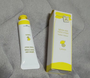 ホワイトミルクハンドクリーム〈レモン〉　¥500（税抜）
塗った瞬間ふわっとレモンの香りがします🍋
匂い自体は塗って数分で消えてしまうような感じです
手に塗った感じ初めは固めで塗り伸ばすとサラサラになり