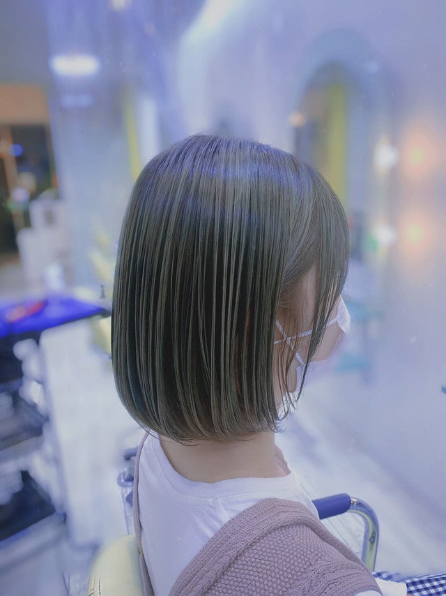 明るめアッシュグリーンカラーのナチュラルボブスタイルの女性